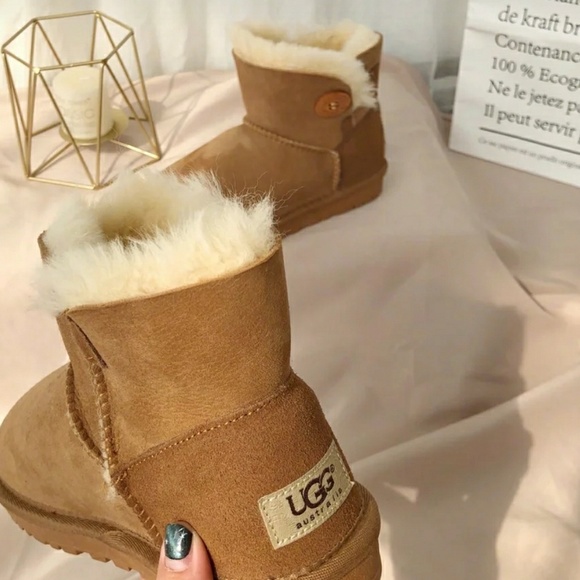 ugg - Picture 2 of 3